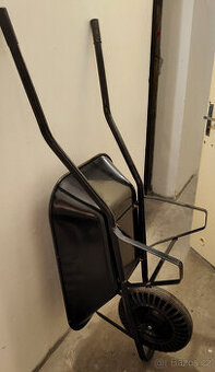 Stavebni/zahradni kolecko 60 l, cerne, plne kolo pryz