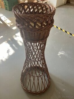 Ratanový stojan na květinu