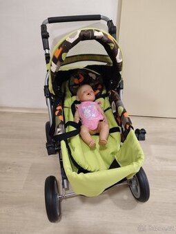 Kočárek pro panenky s miminkem.