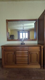 Krásná designová komoda se zrcadlem