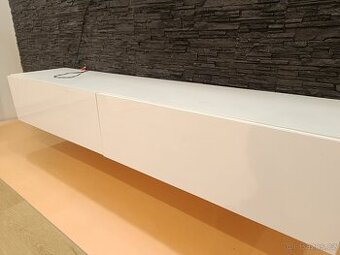 Závěsná skříňka pod TV
