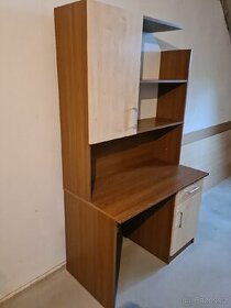 Psací stůl,skříňka s akváriem a rohová police.