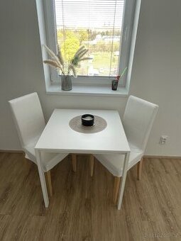 Jídelní stůl a dvě židle