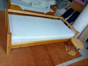 Prodám hezkou postel z masivu 90 x 200 cm.