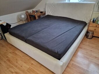 Postel 200x180 s roštami a matraci