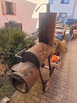 Zahradní gril s malou udírnou na douzení a ohřátí
