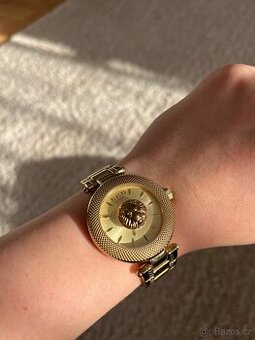 Zlaté hodinky Versus Versace