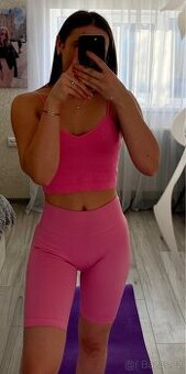 Růžový sportovní komplet – šortky + top