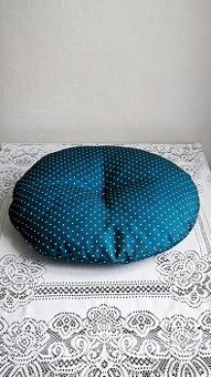 Puntíkatý retro polštářek 37 cm