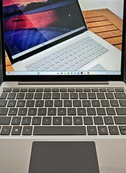 Microsoft Surface Laptop Go 12,5 palců / Intel Core i5