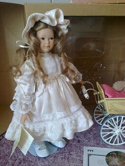 Panenka se starodávným kočárkem