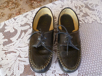 Dámské černé boty retro levně