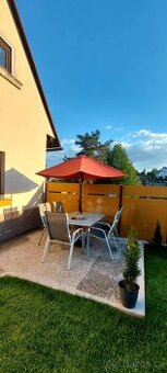 Skleněný stůl s židlemi a slunečníkem