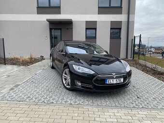 Tesla model S P85