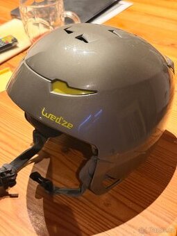 Lyzarska helma Wedze