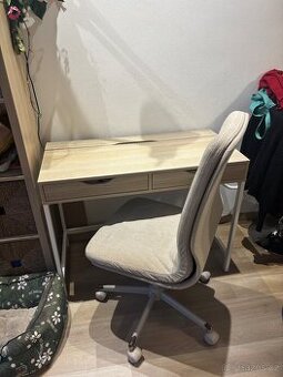 Pracovni stul se supliky a zidle