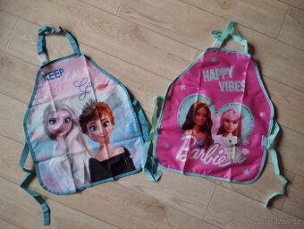 Zástěrka Frozen/Barbie 2× vel.92-98 N.O.V.Á. Disney-do 3 let