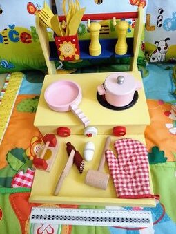 HRAČKA DŘEVĚNÁ KUCHYŇKA A DŘEV. NÁDOBÍ, ŽEHLIČKA, SOLNIČKY