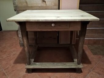 starý stůl po renovaci