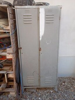 Plechová šatní, dílenská skříň. Uzamykatelná.
