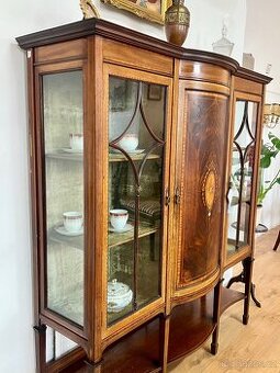 Antik vitrína z roku 1910 s intarziemi a perletí