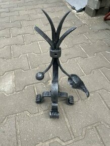 Stojan s ručním kováním