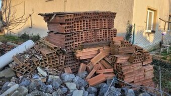 Daruji starý stavební materiál