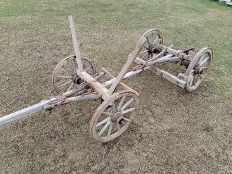 Starý dřevěný zemědělský vozík funkční