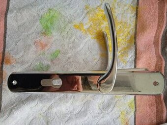 Nerezové kování na dveře.