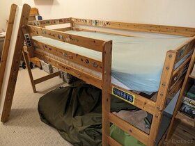 Zvýšená postel se skluzavkou