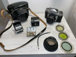 Starší fotoaparát EXA la a příslušenství