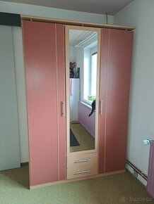 Třídveřová šatní skříň se zrcadlem