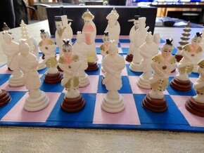 Kostěné -  ručně vyřezávané šachy