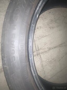 235/45R20 Continental