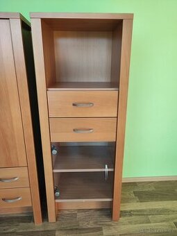 Skříňka úzká z dýhované dřevotřísky