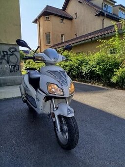 Skútr Cyr 125 ccm + kufr a zámek