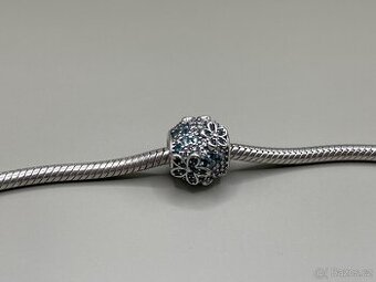 Stříbrný přívěsek č. 7 - korálek s květinami