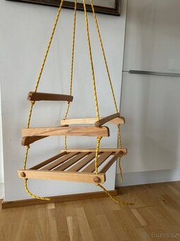 Dřevěná houpačka