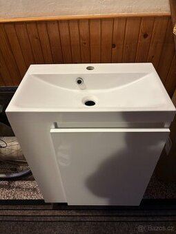 Koupelnová skřiňka s umyvadlem