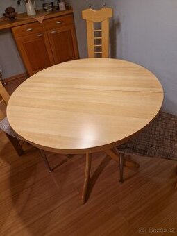Rozkládací jídelní stůl