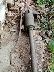 Dům a zahrada, zahradní pumpa.