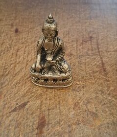 Cinovy figurky a plastové podstavce