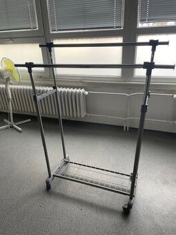 výškově nastavitelný šatní stojan  - věšák