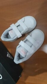 Bílé dívčí ADIDAS vel: 23