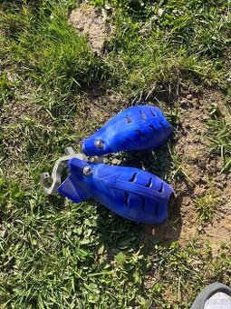 Chrániče rukou (kryty páček, handguardy)