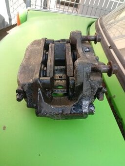 BMW E38 - přední brzdič, čtyřpístkový brzdový třmen Brembo