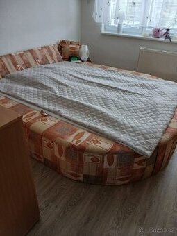Čalouněná postel ‘’letiště’’