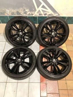 Alu kola Škoda R18 5X112 LETNÍ PNEU 225/40R18 TOP STAV