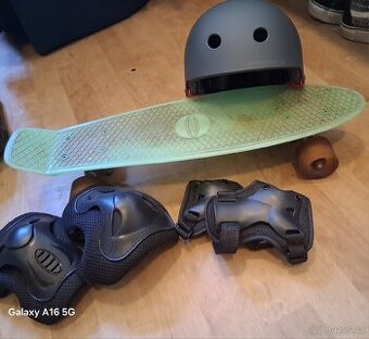 Pennyboard s chraničemi a helmou