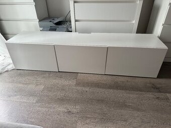 Skřiňka pod TV